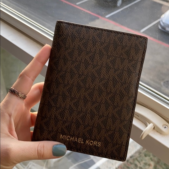 Michael Kors Passport Holder - Picture 1 of 2